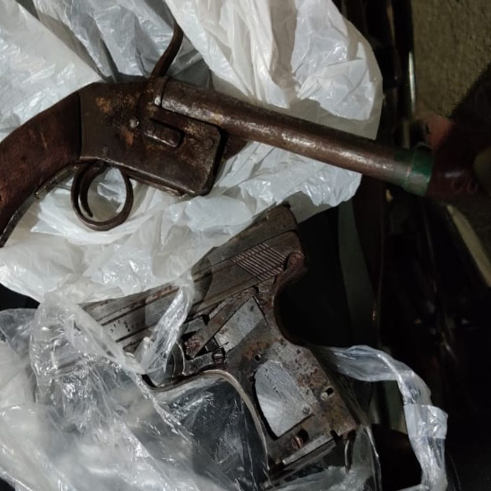 एक्सीडेंट कर भागी स्कॉर्पियो माधौगंज में पकड़ी:कार में सवार थे चार युवक, एक पकड़ा मिले अधिया, कट्‌टे व कारतूस