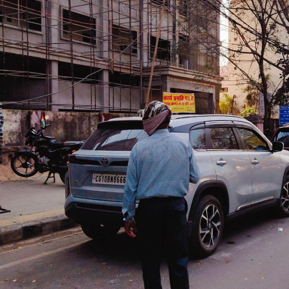 कोर्ट के सामने नो-पार्किंग में गाड़ियां, यातायात बाधित