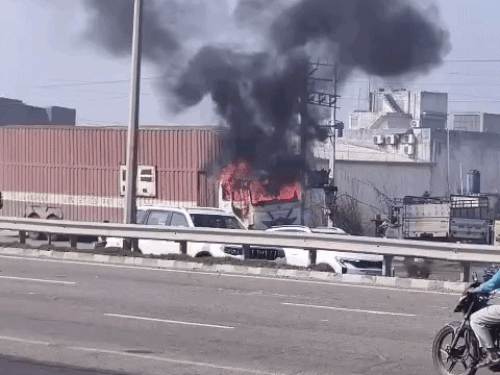 करनाल में कारों से भरे कंटेनर में लगी आग:हाईवे पर कैबिन जलकर राख; चेन्नई से लाई गई थीं निसान-रेनॉल्ट की नई गाड़ियां, बड़ा नुकसान टला