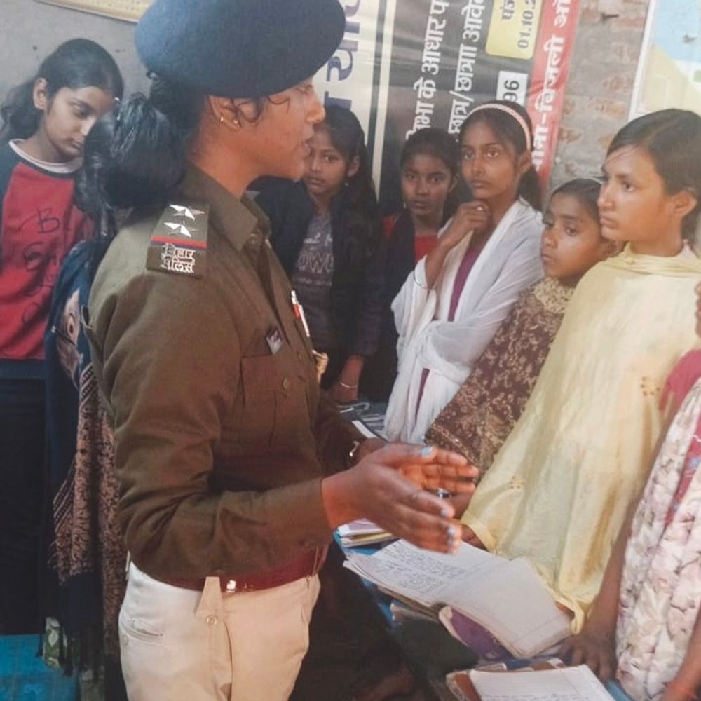 शेखपुरा पुलिस ने अभ्या ब्रिगेड से बच्चियों को किया जागरूक:निर्भीक होकर पढ़ाई करने, आपात स्थिति में पुलिस सहायता लेने की सलाह