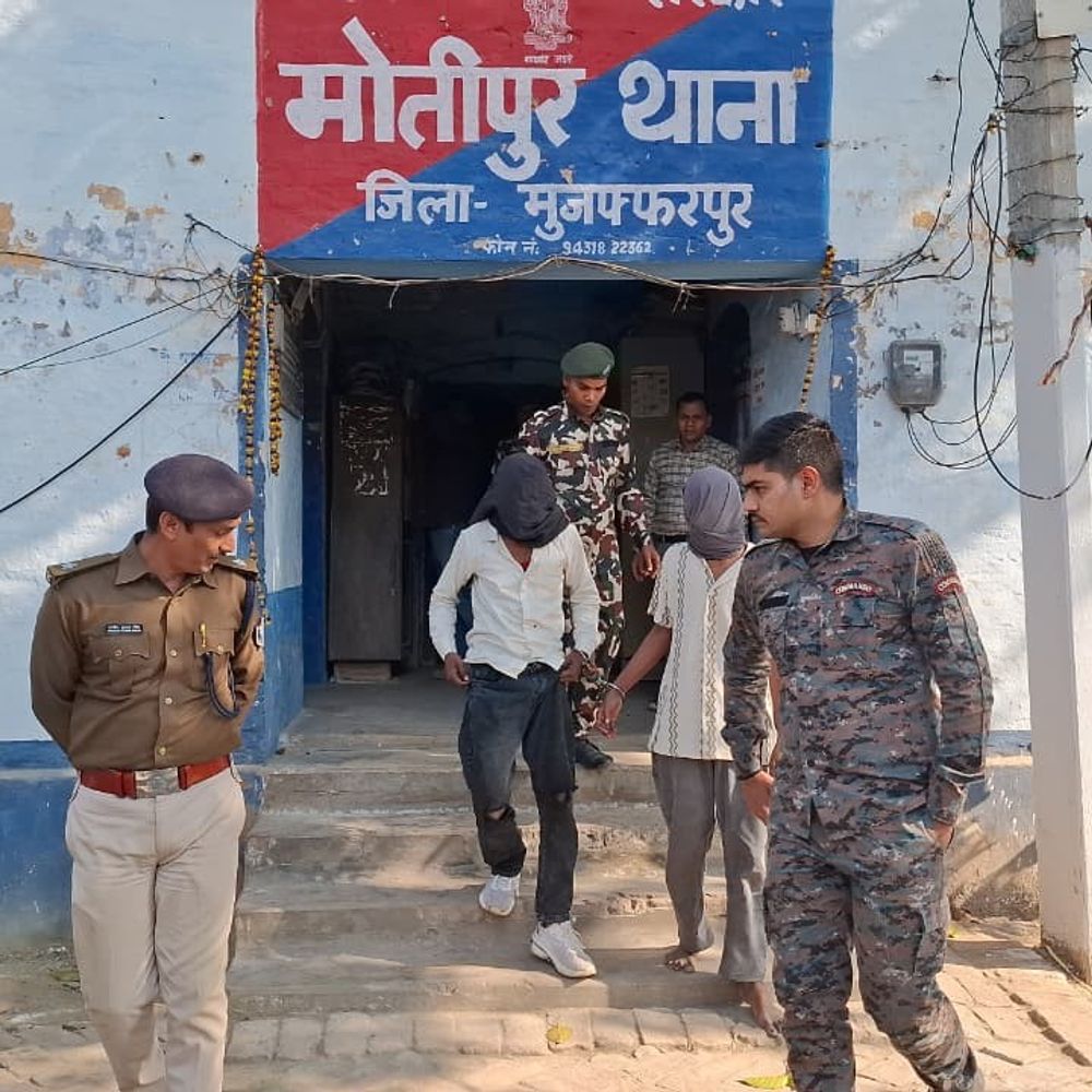 मुजफ्फरपुर में हथियार के साथ 2 बदमाश गिरफ्तार:वारदात को अंजाम देने की साजिश रच रहे थे, बाइक-कारतूस भी जब्त