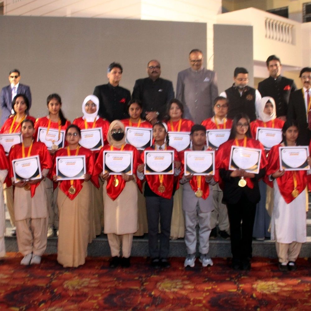 इरम सोसाइटी का स्थापना दिवस, छात्रों का सम्मान:लखनऊ में शिक्षा, संस्कृति और साहित्य का उत्सव मनाया गया