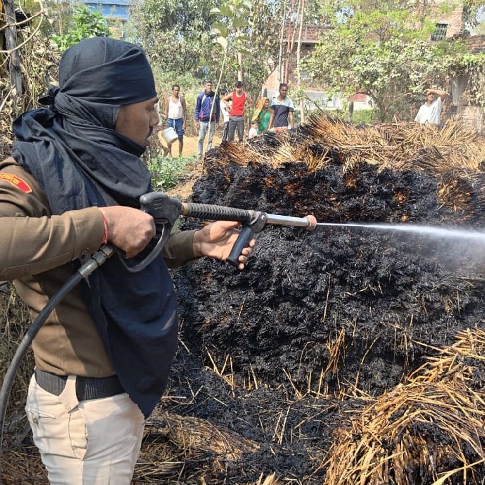 नवादा में धान की पुंज में भीषण आग लगी:लाखों रुपए नुकसान की आशंका, फायर विभाग ने कड़ी मशक्कत के बाद काबू पाया