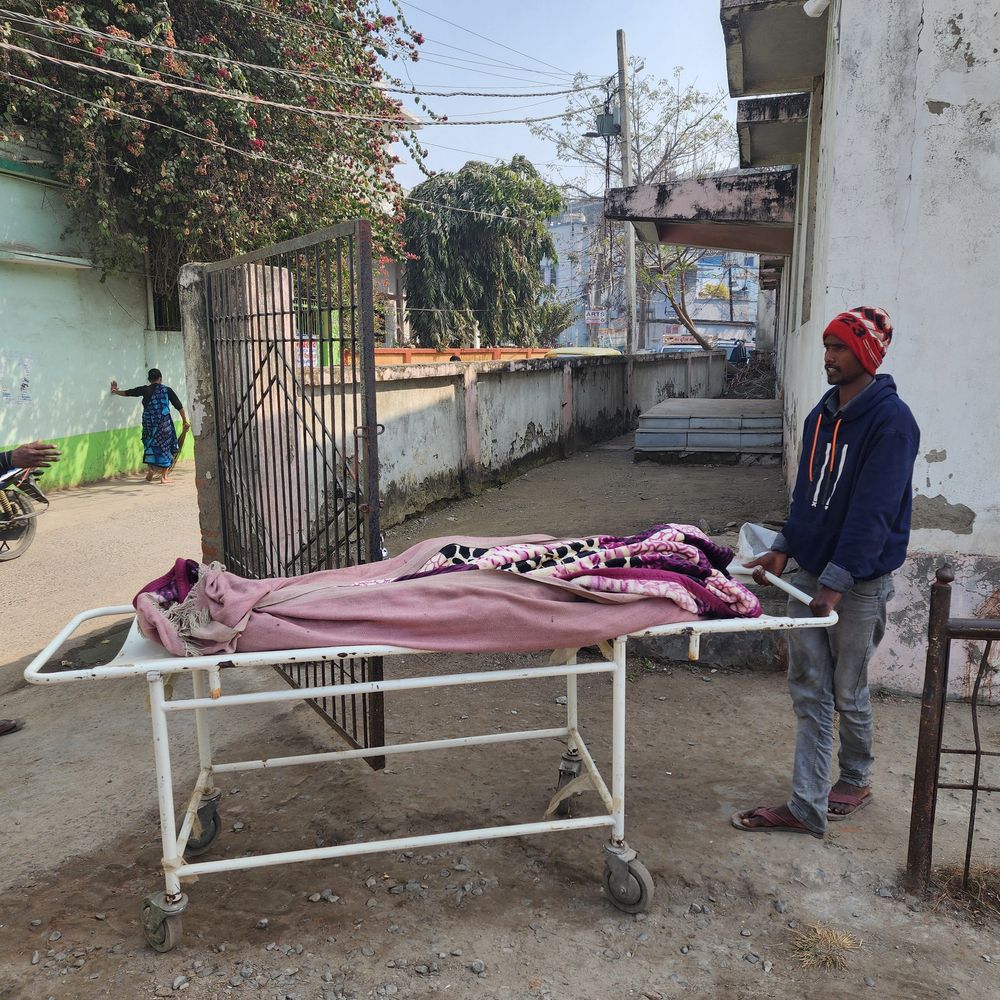 सिवान में अज्ञात वाहन की टक्कर से बुजुर्ग की मौत:गाय की दवा लेने जा रहे थे, इलाज के दौरान तोड़ा दम, चालक फरार