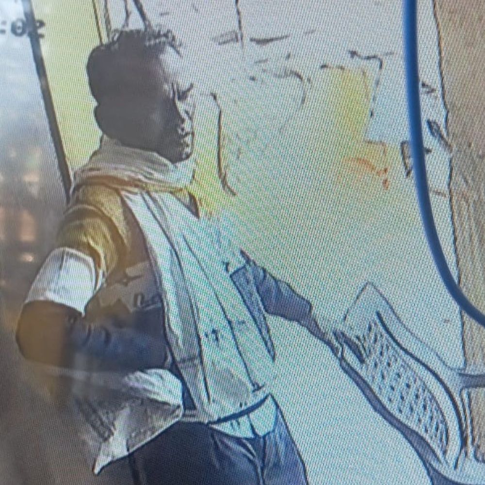 अनाज व्यापारी की दुकान से 1 लाख 50 की चोरी:छतरपुर में रुपए उठाता वीडियो में आया व्यक्ति; कर्मचारियों को तक नहीं चला पता