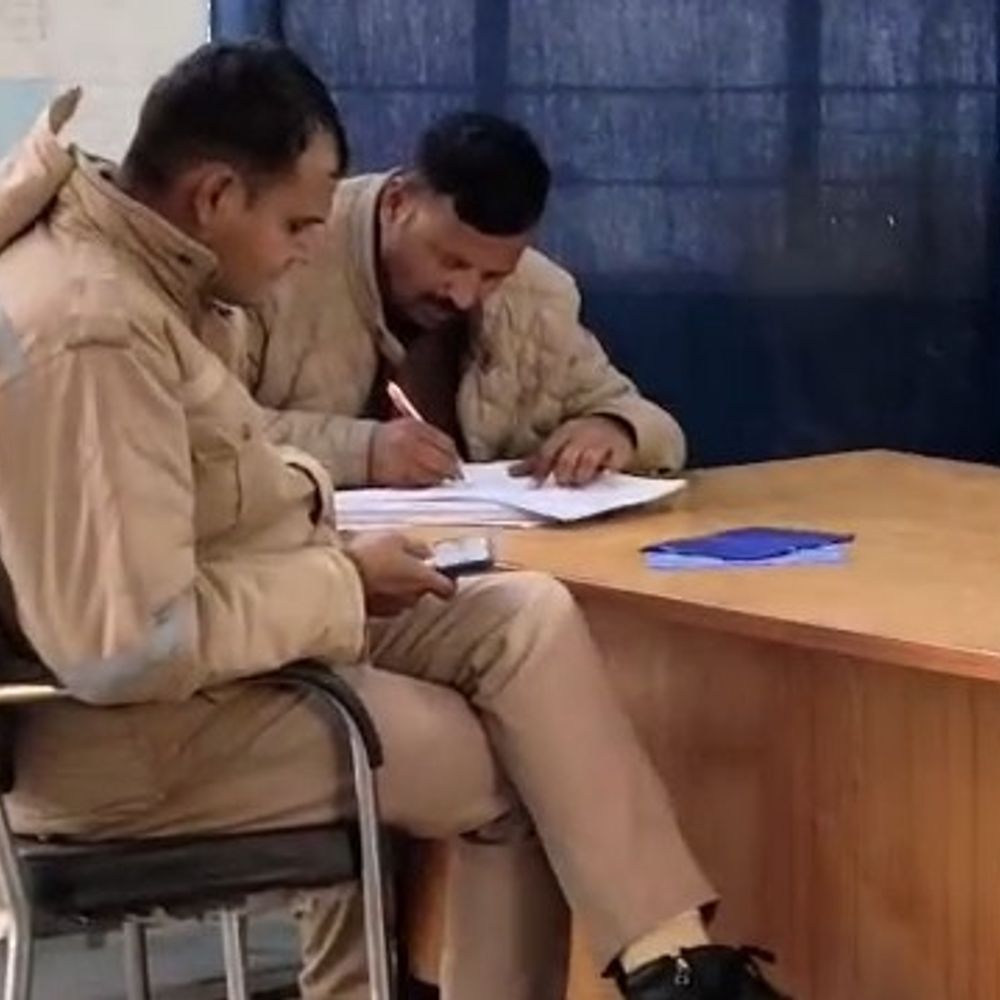 दो आरोपितों की तलाश में यूपी पुलिस भभुआ पहुंची:वारंट जारी होने पर वाराणसी पुलिस ने बिहार में मांगा सहयोग, गिरफ्तारी की कार्रवाई शुरू