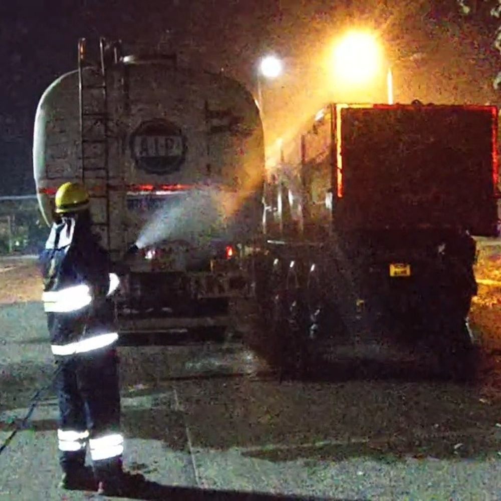 गोपालगंज में एथनॉल टैंकर-ट्रक की टक्कर:टैंकर फटा, सड़क पर ज्वलनशील एथनॉल का रिसाव; कोई हताहत नहीं