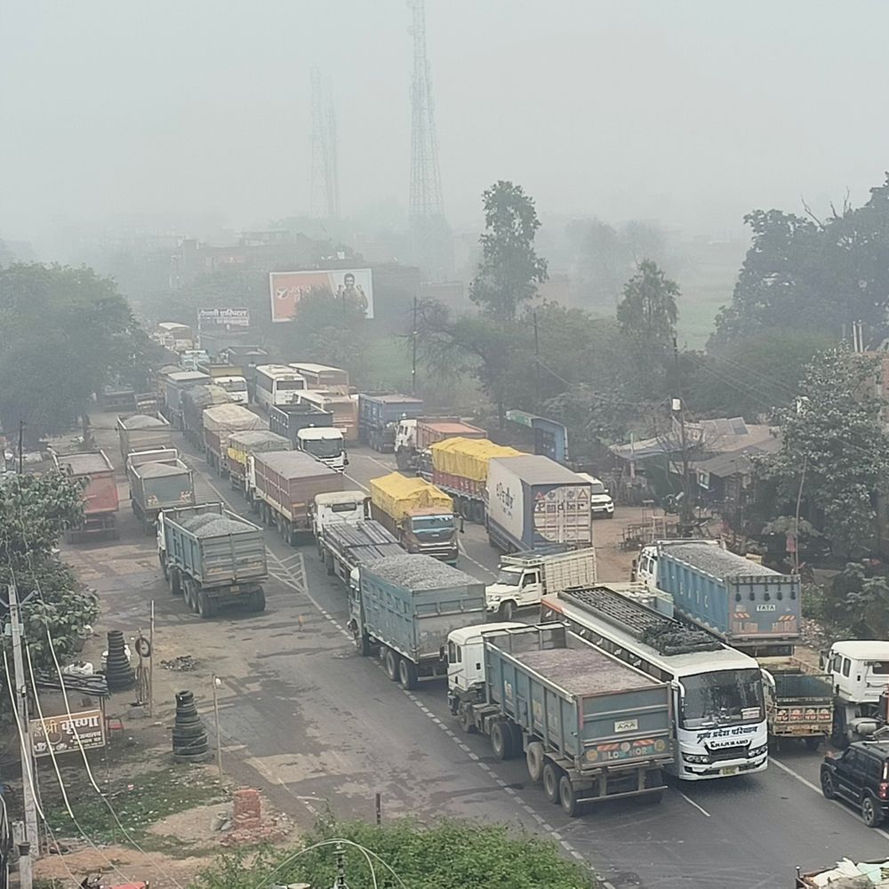 कानपुर-सागर हाइवे पर 20 किमी लंबा जाम:रिंद नदी पुल पर डंपर टकराया, ACP ने हाइवे पर खुलवाया यातायात