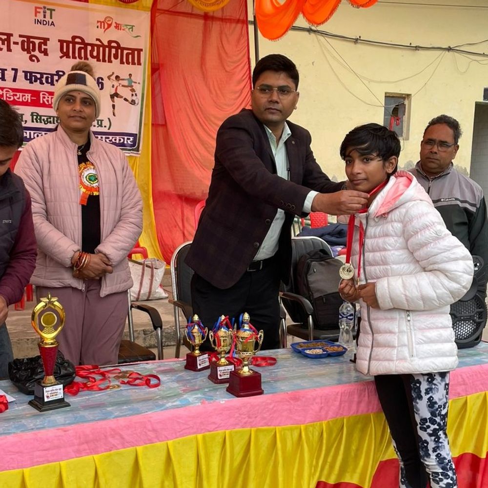 सिद्धार्थनगर में जिलास्तरीय खेलकूद प्रतियोगिता संपन्न:विभिन्न विकासखंडों के खिलाड़ियों ने दिखाया दमखम, विजेताओं को मिला सम्मान