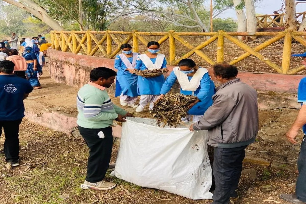 हरणी महादेव सरोवर पर चला अभियान: 200 निरंकारी भक्तों ने निकाली 10 ट्रॉली गंदगी