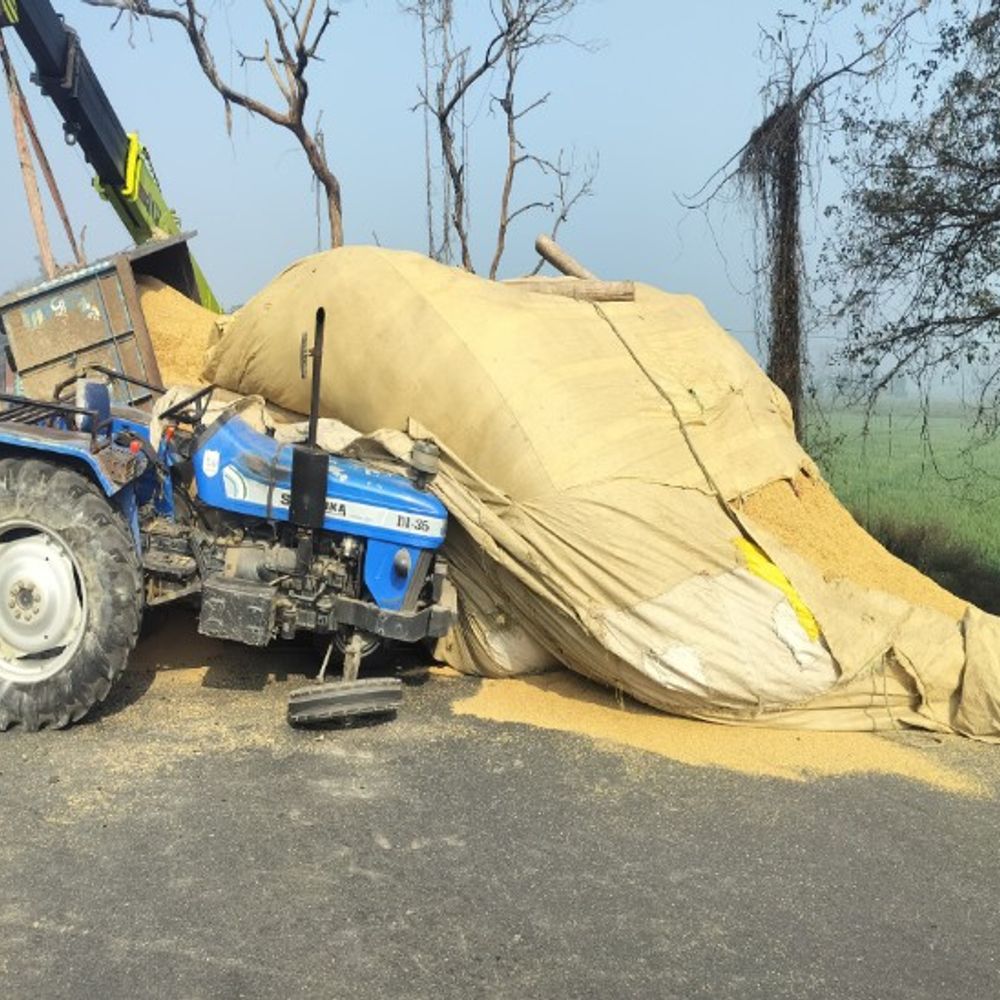 शाहजहांपुर में ओवरलोड ट्रैक्टर-ट्रॉली पलटी:हाइवे पर भूसा बिखरने से लगा लंबा जाम, ओवरलोड वाहनों पर कार्रवाई के दावे खोखले