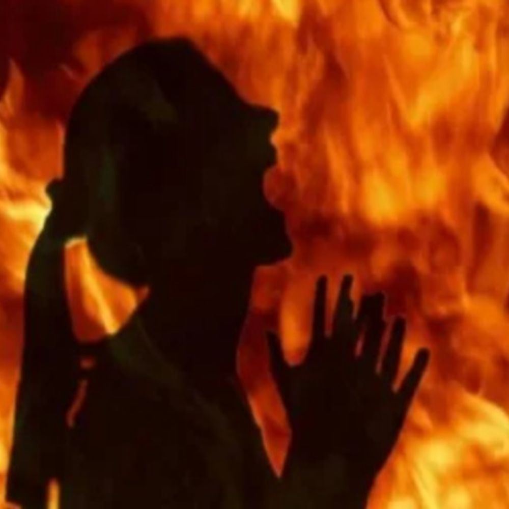 दहेज लोभियों ने जलाकर की बहू की हत्या:आगरा कोर्ट ने पति और सास-ससुर को सुनाई उम्र कैद, पिता को 6 साल बाद मिला न्याय