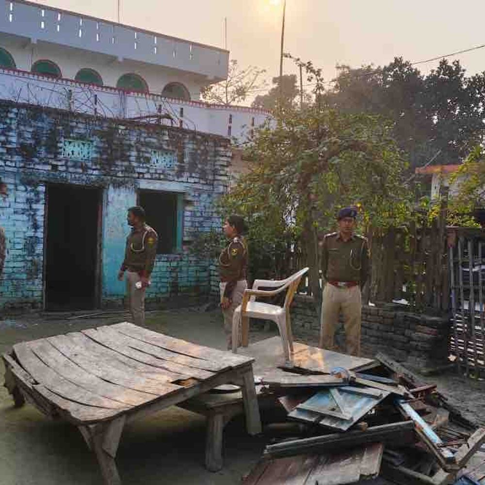 मोतिहारी पुलिस ने फरार आरोपी के घर की कुर्की:हत्या के प्रयास मामले में सख्त कार्रवाई, कानून से भागने वालों को बख्शा नहीं जाएगा