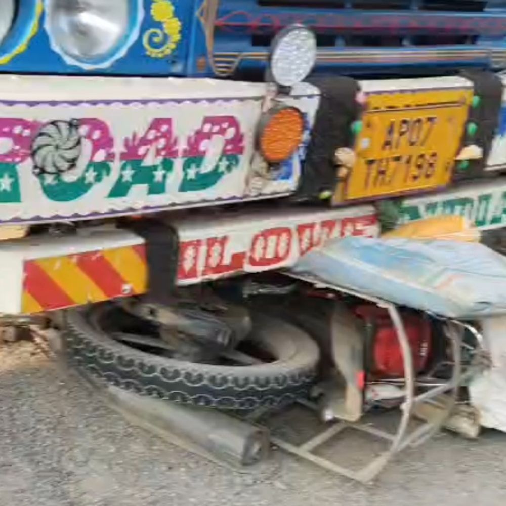 ट्रक ने बाइक सवार कबाड़ व्यवसायी को रौंदा, मौत:बांका के बाराहाट बाजार लौट रहे थे, टक्कर के बाद ट्रक के नीचे घुसी बाइक