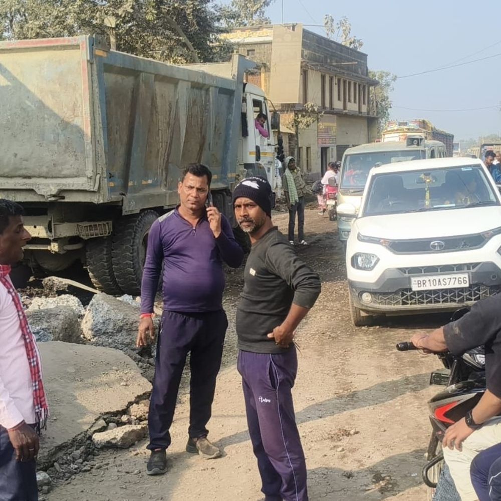 पीरपैंती में सड़क चौड़ीकरण से भीषण जाम:एम्बुलेंस घंटों तक फंसे, छात्रों को परीक्षा केंद्र तक पहुंचने में परेशानी