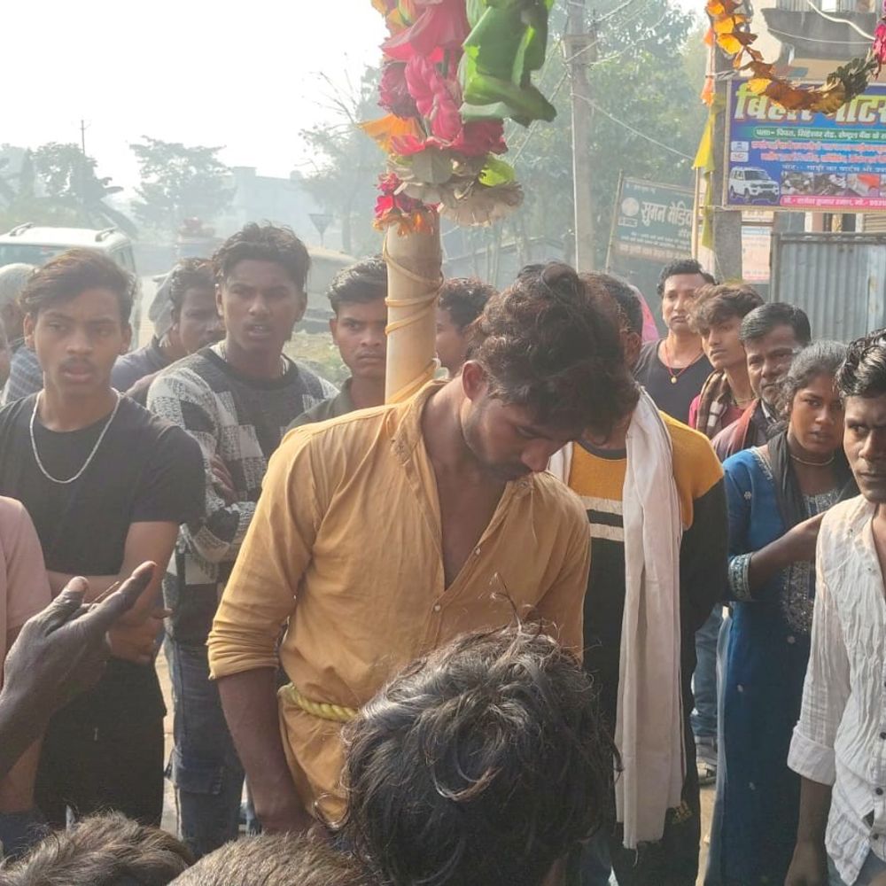 चोरी के आरोप में युवक को खंभे से बांधकर पीटा:कपड़े की दुकान से हेडफोन चुराते पकड़ा गया था, महिला रिश्तेदार ने बचाया