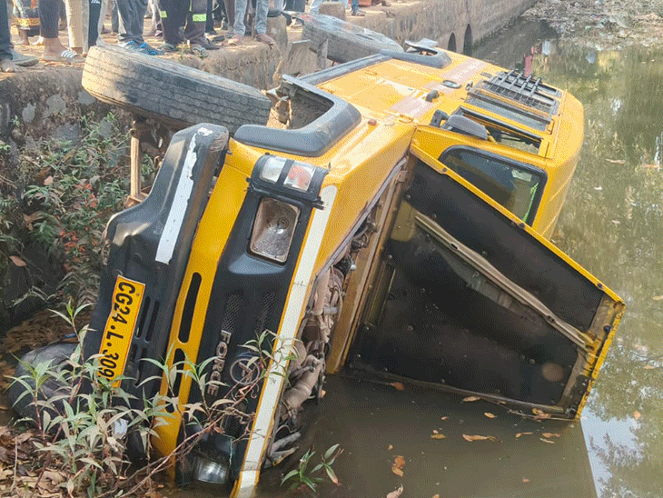 बालोद में स्कूल वैन पुल से गिरा, मासूम की मौत:13 से अधिक बच्चे घायल, 21 बच्चों को घर छोड़ने जा रहा था ड्राइवर