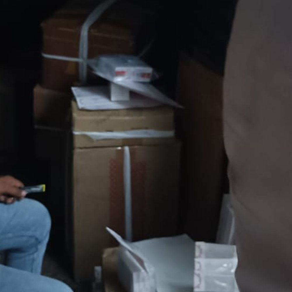 आगरा फुव्वारा दवा बाजार में 15 टीमों का छापा:कई जिलों के ड्रग इंस्पेक्टर्स ने की रेड, हिंग की मंडी मार्केट में भी हुई जांच