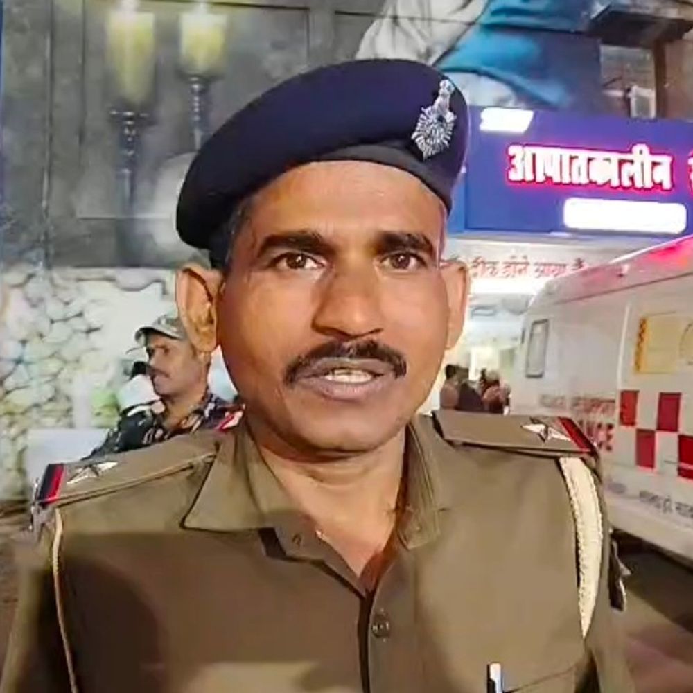 शेखपुरा में वाहन ने बच्ची को कुचला:सड़क किनारे खेल रही थी, हायर सेंटर रेफर, हालत गंभीर, चालक फरार