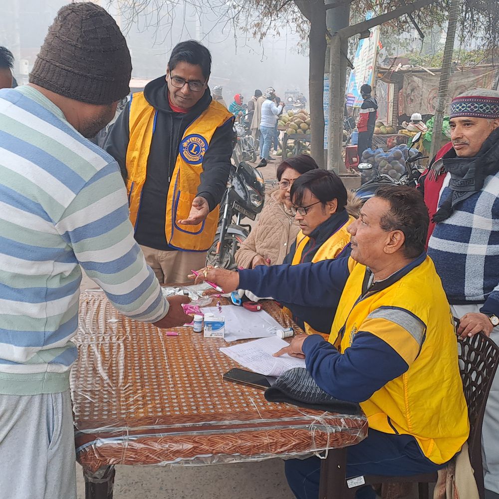 गोपालगंज में लायंस क्लब का निःशुल्क मधुमेह जांच शिविर:192 लोगों की शुगर जांच, अनियंत्रित मरीजों को डॉक्टरों की सलाह, हर रविवार शिविर लगाने का संकल्प