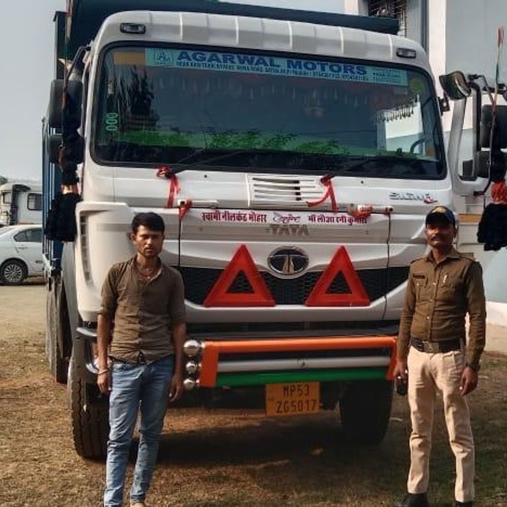 रेत-गिट्टी से लदे दो ट्रैक्टर सहित तीन वाहन जब्त:सिंगरौली में अवैध खनिज परिवहन पर प्रशासन की छापेमारी; निगरानी के निर्देश