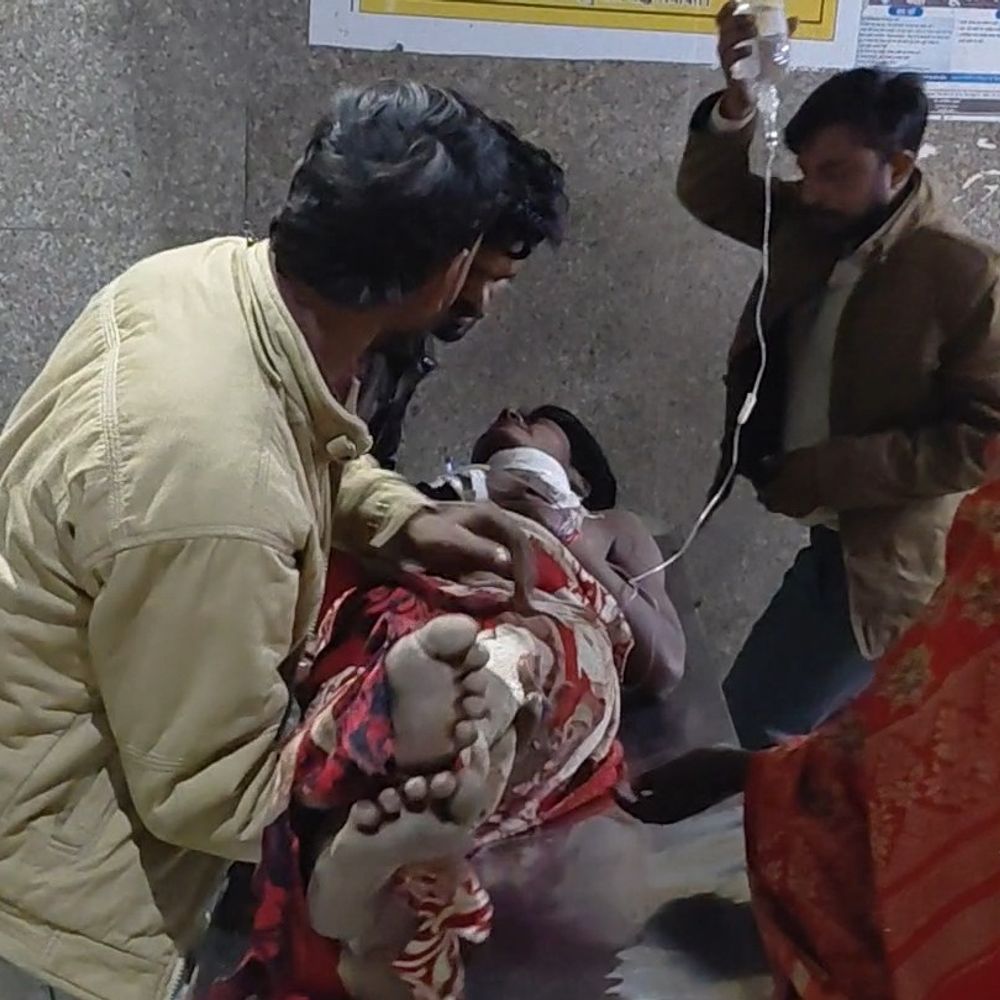 फर्रुखाबाद में युवक ने नशे में गला काटा:आत्महत्या करने का प्रयास, हायर सेंटर रेफर