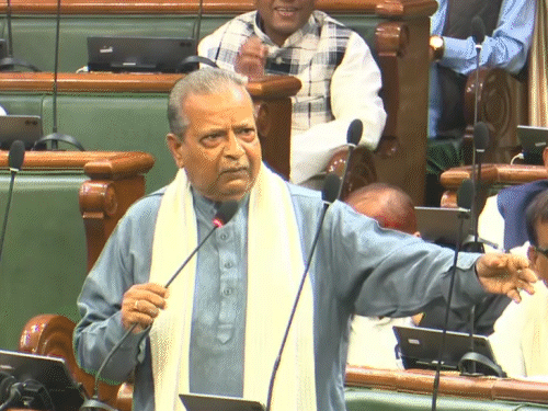 8 मिनट में कैशलेस इलाज का फैसला, देखिए VIDEO:2 बीजेपी विधायक अड़े, नीतीश के पाले में गेंद गई, सम्राट को ऐलान करना पड़ा