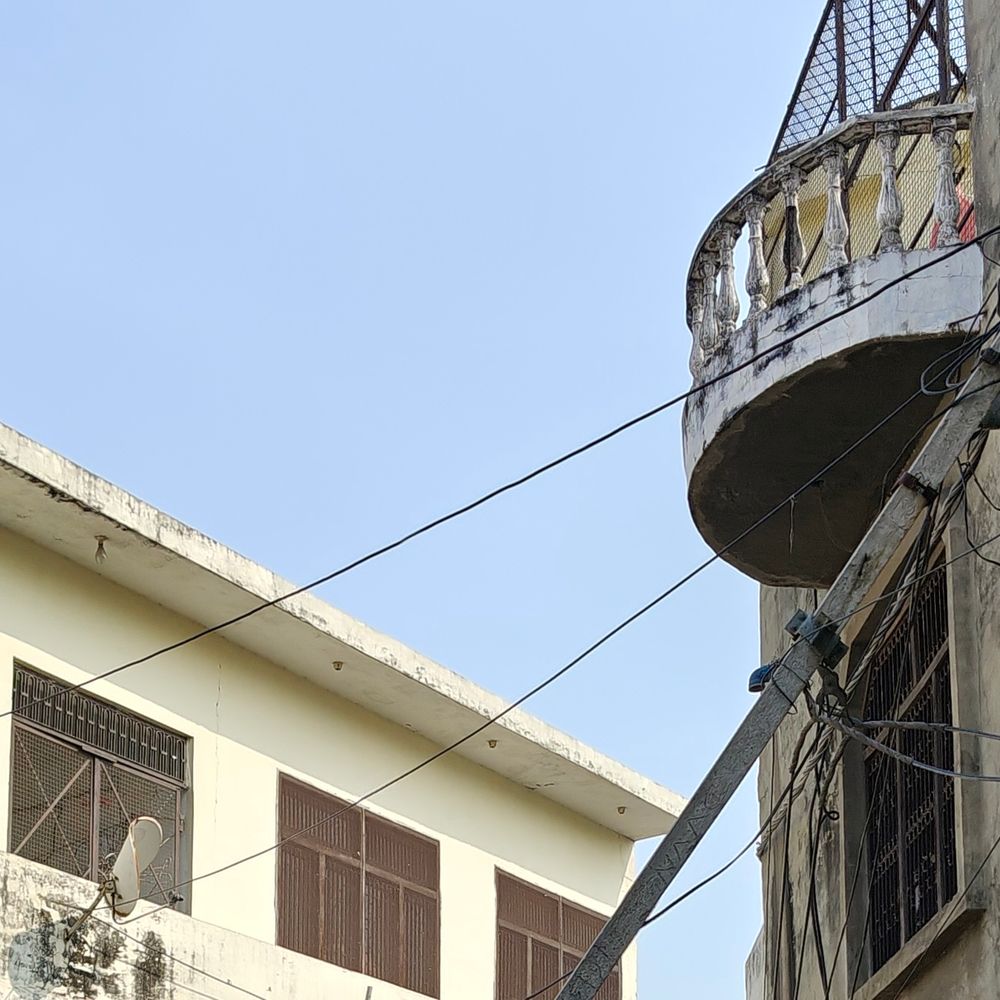 कन्नौज में टूटे बिजली खंभे, दीवार के सहारे टिके:महीनों से जारी आपूर्ति, स्कूल के बच्चों और राहगीरों को खतरा