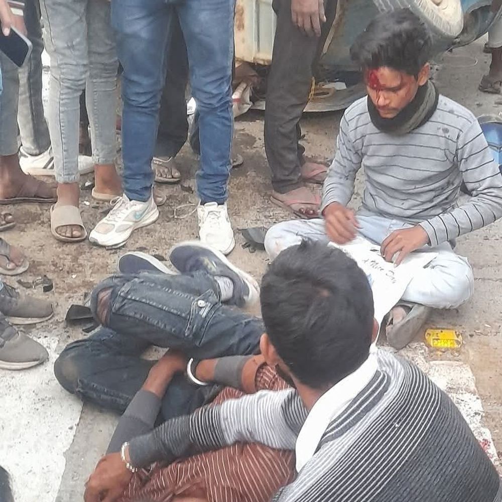 अकबरपुर में टेंपो-मोटरसाइकिल की टक्कर:तीन युवक गंभीर घायल, नवादा रेफर किए गए