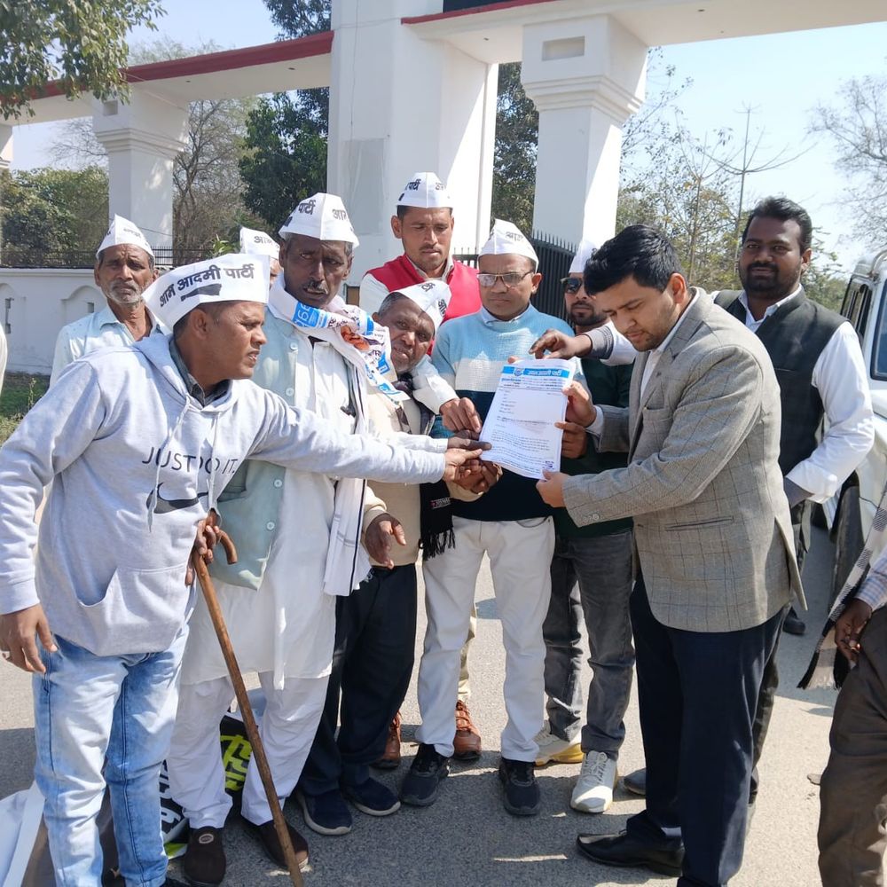 आम आदमी पार्टी ने ट्रेड बिल की प्रतियां जलाईं:कासगंज में भारत-अमेरिका समझौते को रद्द करने की मांग