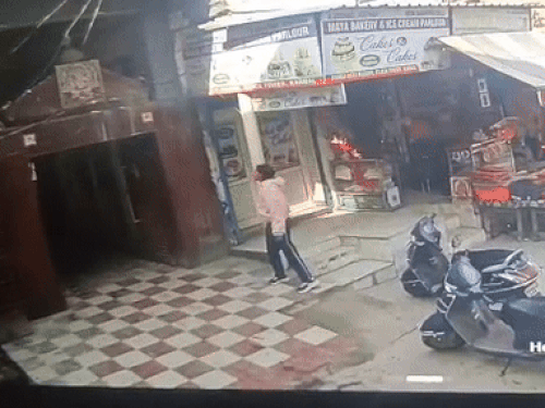 करनाल के घर में घुसकर कैमरे उखाड़े:युवती पर जानलेवा हमला करने का आरोप,पुलिसकर्मी की मौजूदगी में पड़ोसियों ने की मारपीट