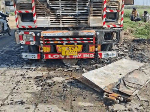 हरियाणा-यूपी बॉर्डर पर सिलेंडरों से भरे ट्रक में भीषण आग:360 खाली सिलेंडर थे लोड,कैबिन में शॉर्ट सर्किट से लगी आग, दो राज्यों की दमकल टीमों ने पाया काबू