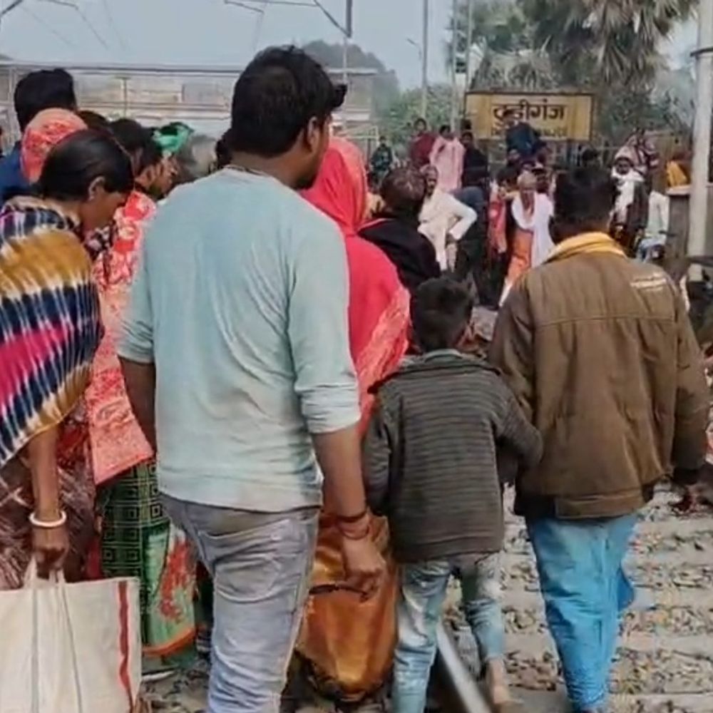 बक्सर में महिला की ट्रेन से कटकर मौत:दवा लेने जा रही थी बसिरन बीबी, ट्रैक पार करते समय हादसे का हुई शिकार