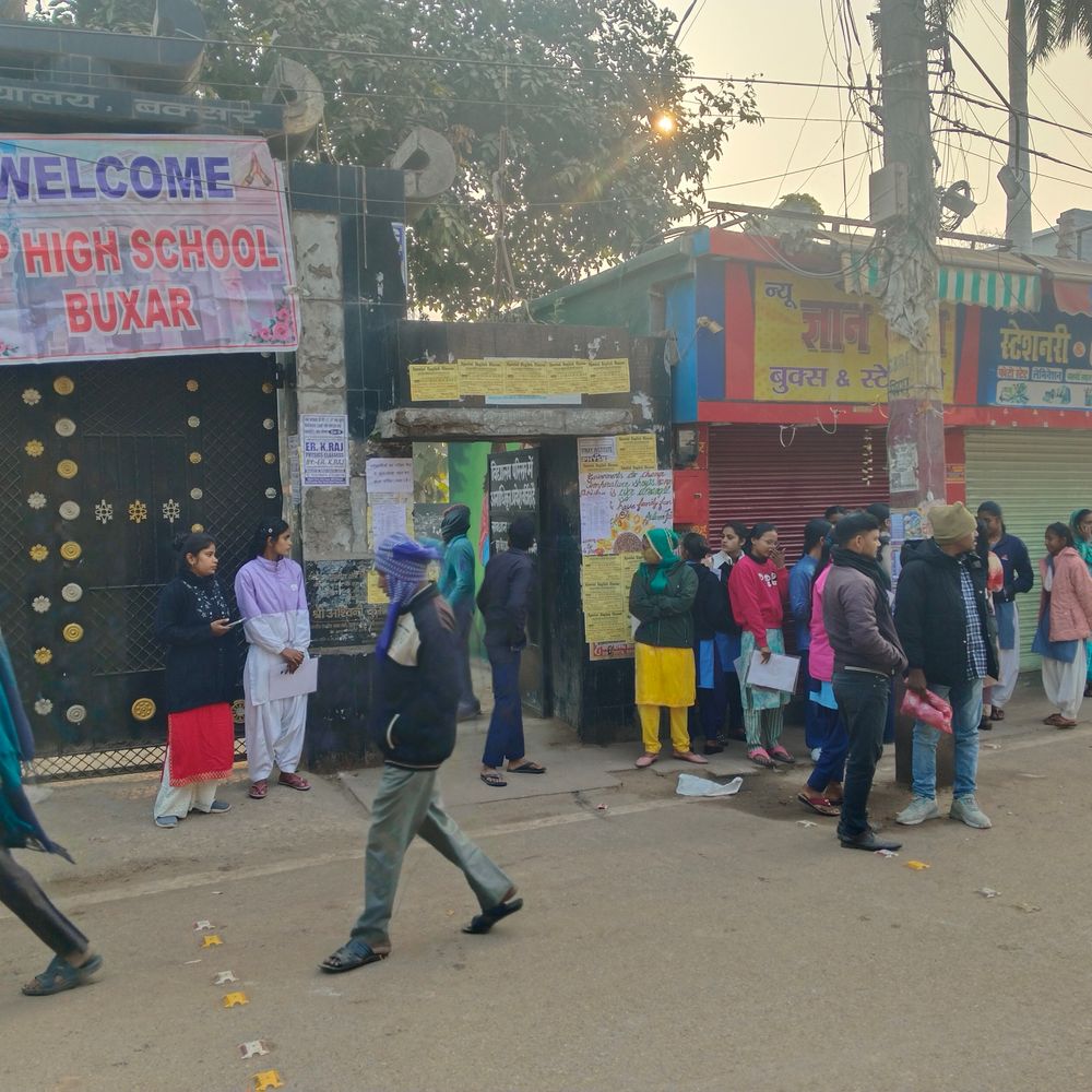 बक्सर में इंटर परीक्षा 2026 शुरू:32 केंद्रों पर 24 हजार से अधिक परीक्षार्थी शामिल; सुरक्षा चाक-चौबंद