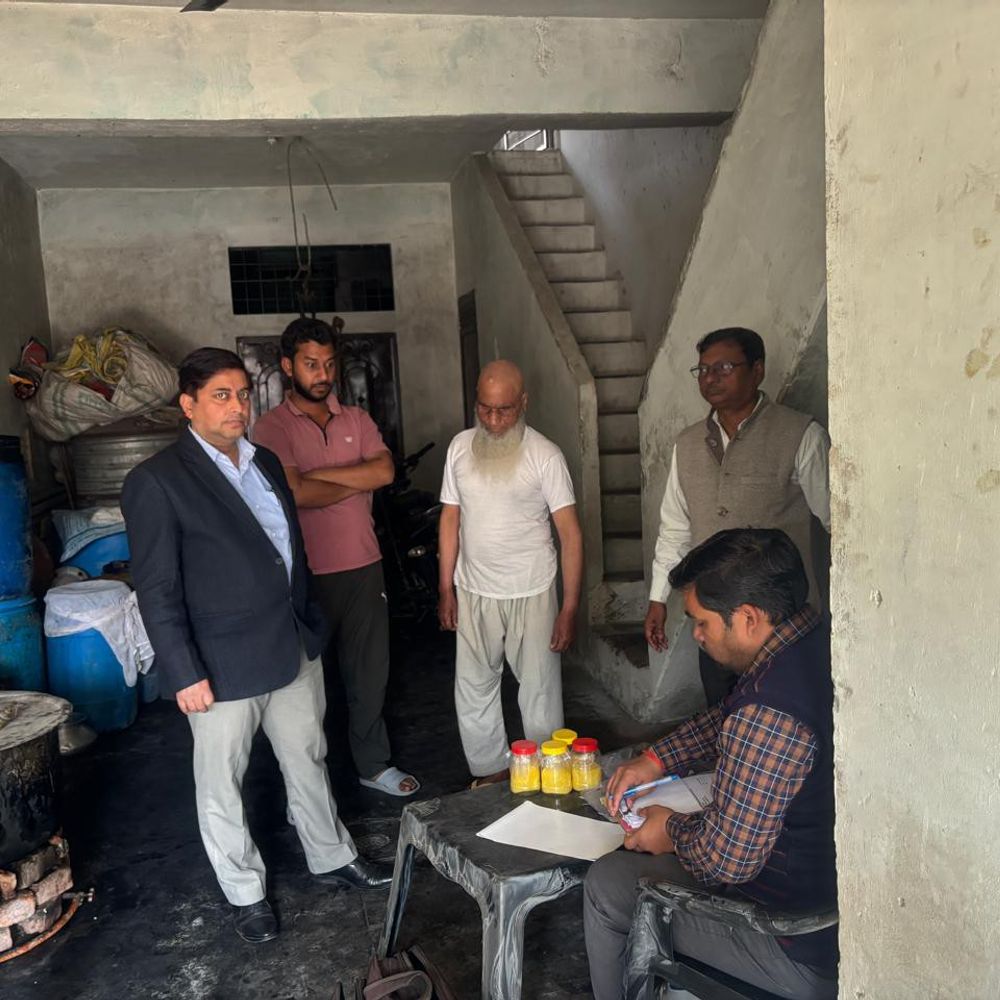 खाद्य सुरक्षा विभाग ने होली से पहले की छापेमारी:मिलक-स्वार में संदिग्ध मैदा, मिर्च, तेल सीज; छह नमूने जांच को भेजे