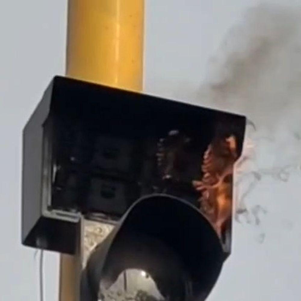 बागपत में रेड लाइट में लगी आग:तकनीकी खराबी से 15 मिनट यातायात ठप रहा