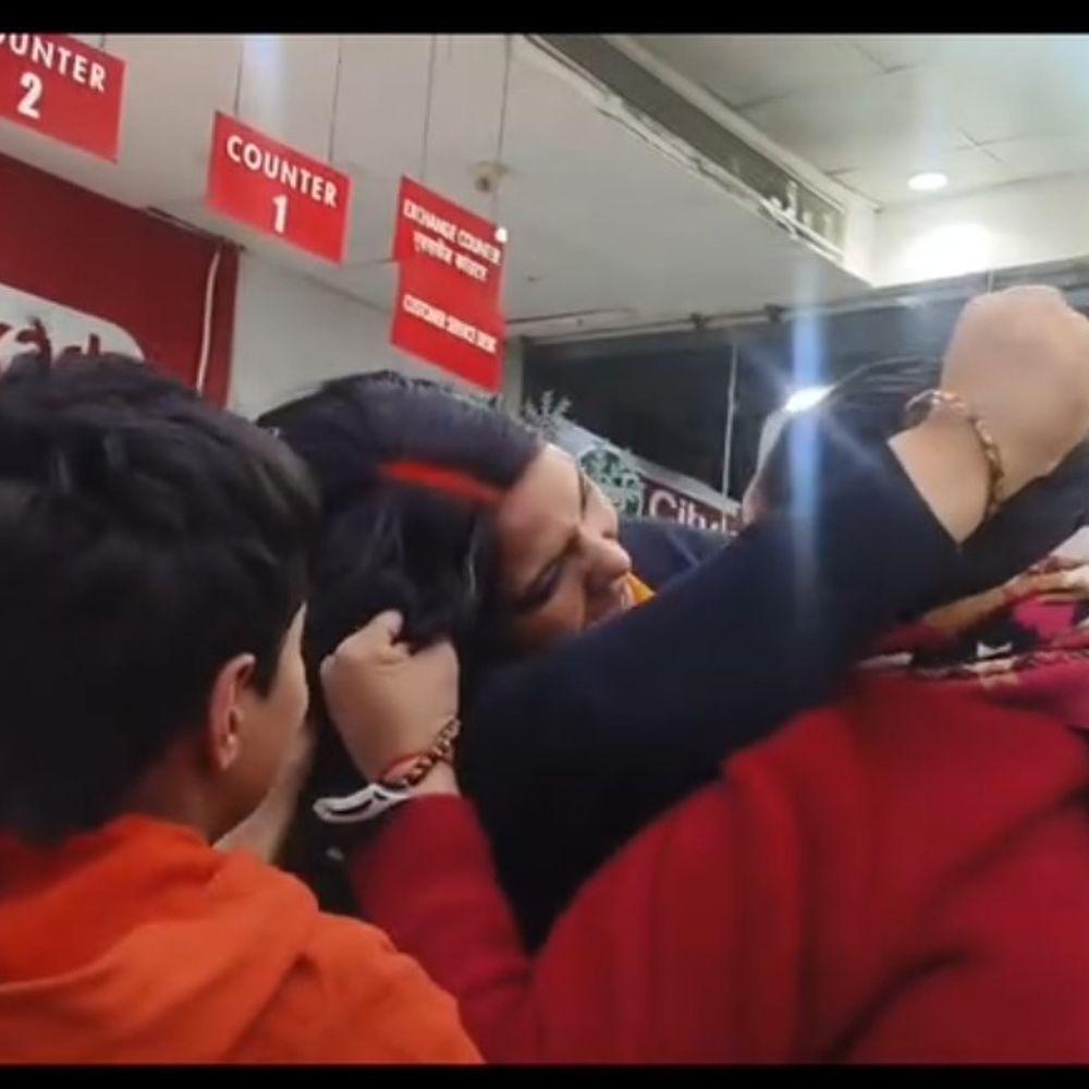 पत्नी ने पति को गर्लफ्रेंड संग पकड़ा:सोनभद्र के मॉल में जमकर मारपीट, पुलिस ने समझा-बुझाकर घर भेजा