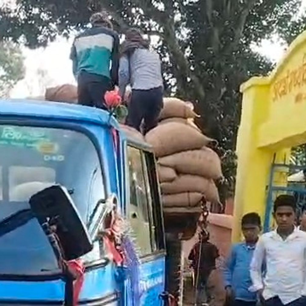 कटिहार में MDM चावल चोरी का आरोप:अभिभावकों ने प्रशासन के खिलाफ की नारेबाजी, खैरा मध्य विद्यालय में प्रधानाध्यापक को हटाने की मांग