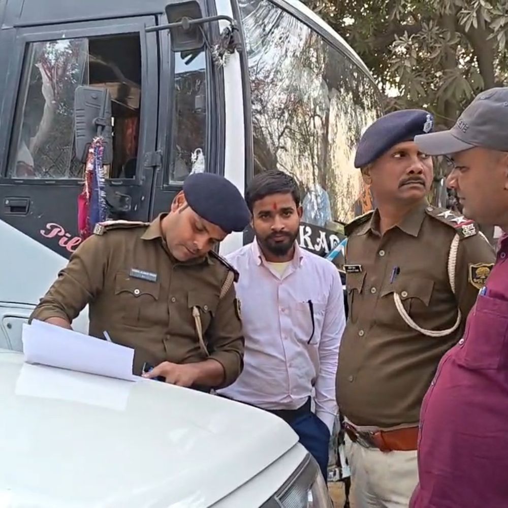 SP ने बस स्टैंड पर रंगदारी वसूलते युवक को पकड़ा:जमुई में बस ड्राइवर की शिकायत पर मामला दर्ज, एक भागा