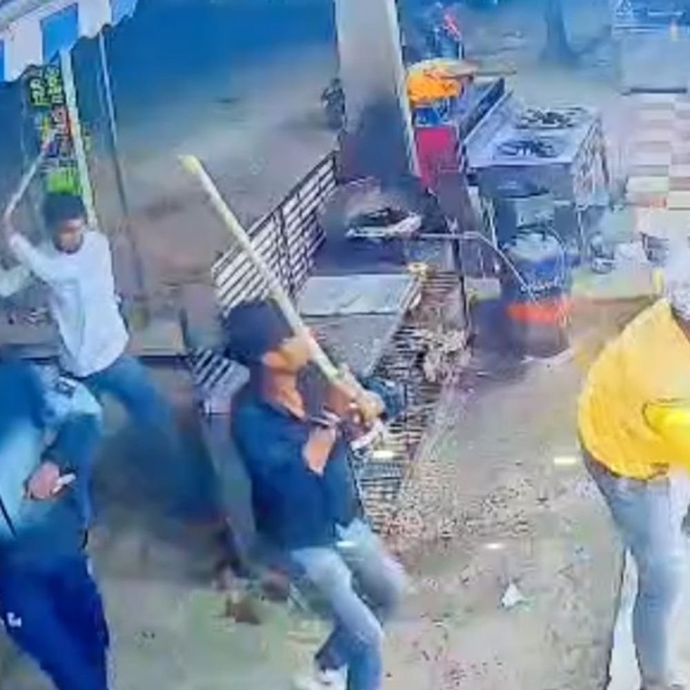 जमुई में पूर्व नगर परिषद अध्यक्ष की दुकान पर हमला:लाठी-डंडों से तोड़फोड़, 4 घायल; CCTV में कैद हुई वारदात