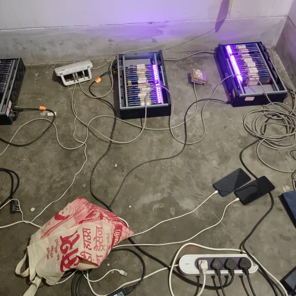 SIM BOX डिवाइस और ₹1.68 लाख नकद जब्त:मधुबनी पुलिस ने अंतरराष्ट्रीय साइबर ठगी गिरोह का किया भंडाफोड़, चार ठग अरेस्ट