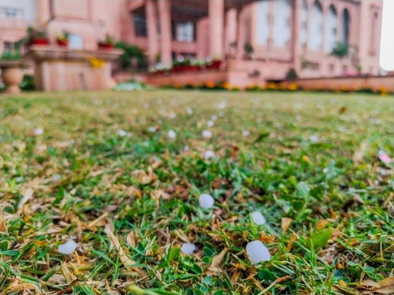 जयपुर में हुई बारिश, गिरे ओले, देखें तस्वीरें