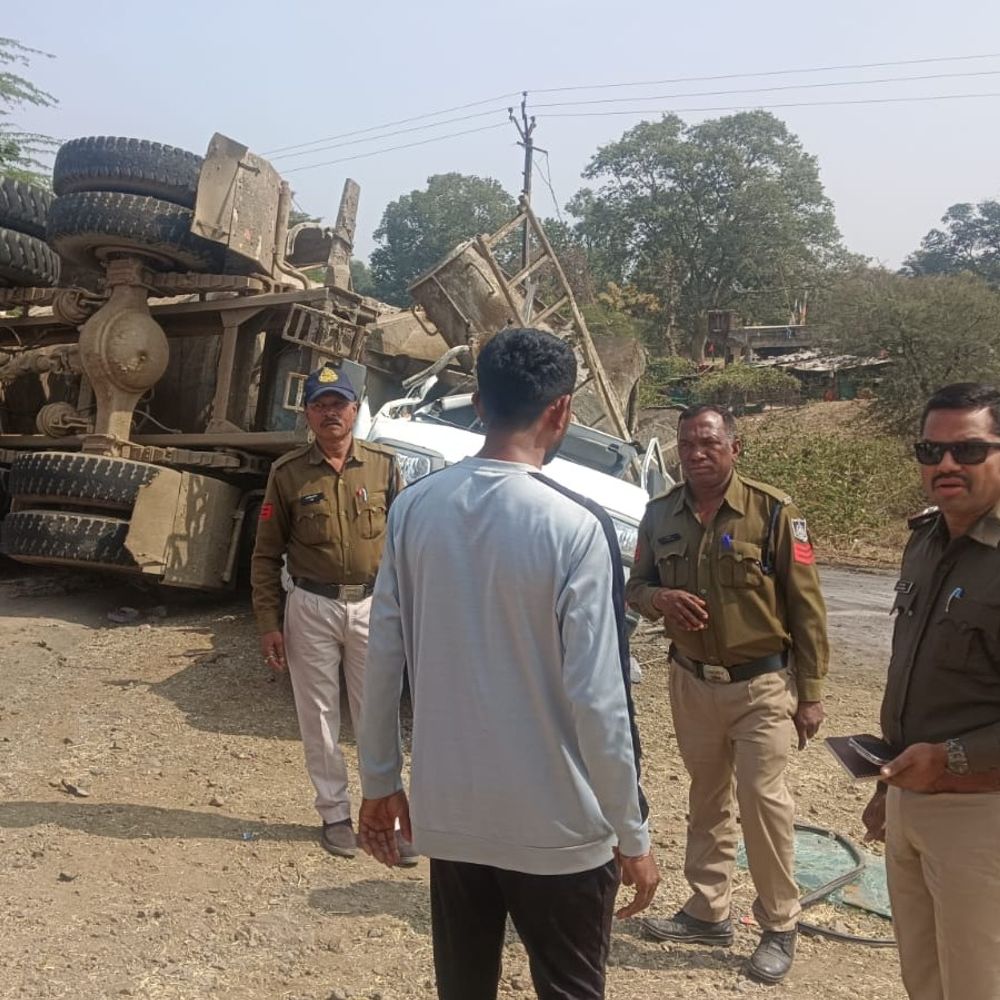 थांदला-पेटलावद मार्ग पर सीमेंट मिक्सर पलटा:ओमिनी वैन में सवार दो लोग सुरक्षित बचे