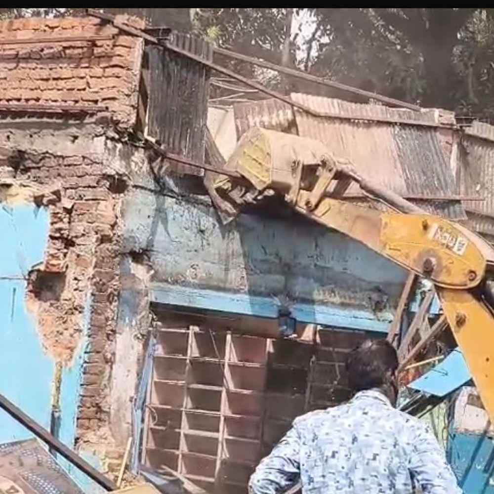 टाटानगर स्टेशन से सटे क्षेत्रों से हटाया गया अतिक्रमण:रेलवे ने 22 से अधिक दुकानें तोड़ीं, मिलेगी ट्रैफिक जाम की समस्या से निजात