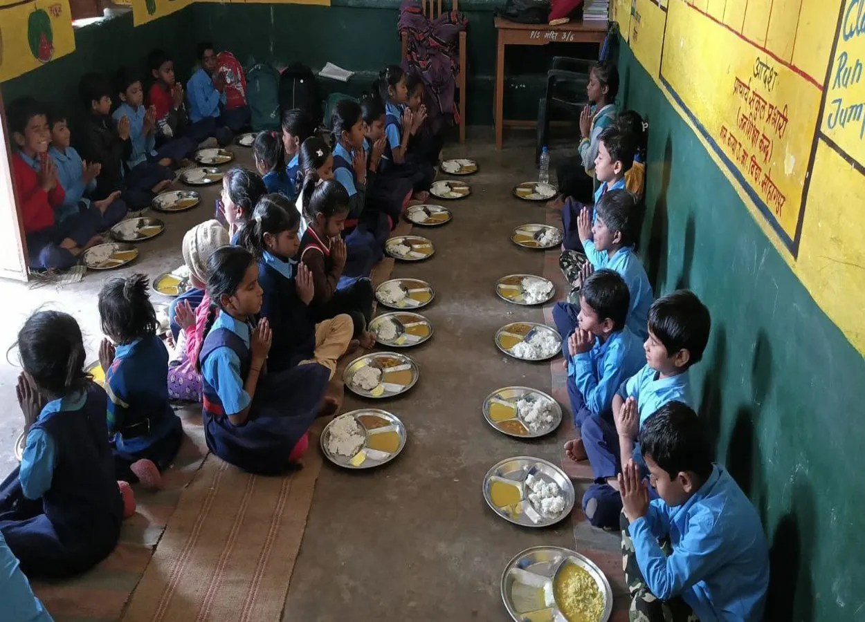 मध्याह्न भोजन की जांच सफेद झूठ का पुलिंदा? बच्चों की थाली पर अफसरों की लीपापोती