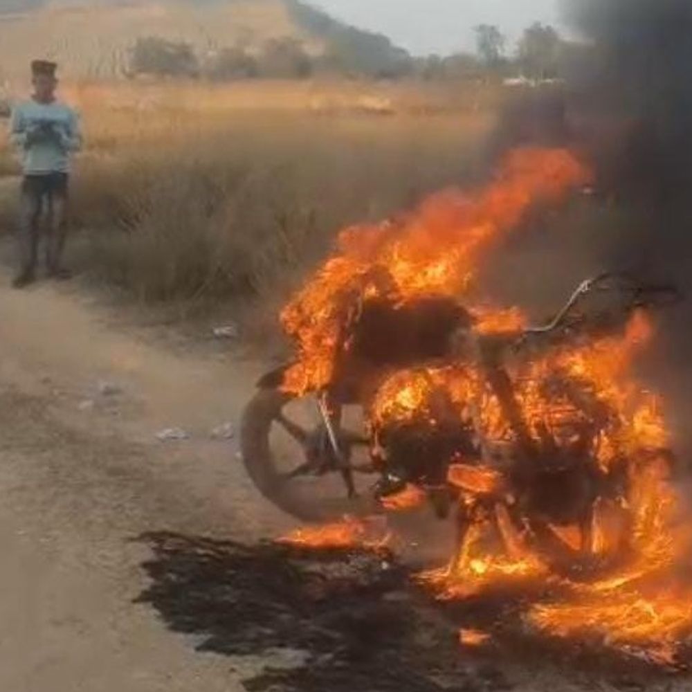 कोरबा में खड़ी बाइक में लगी आग:पेट्रोल टंकी फटने से अफरा-तफरी, नशे में धुत चालक पास सोया था