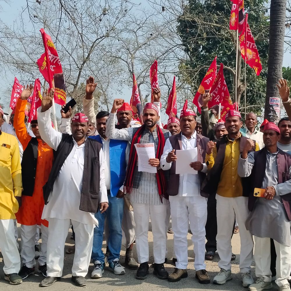 निषाद पार्टी ने आरक्षण मुद्दे पर विधायक को ज्ञापन दिया:देवेन्द्र निषाद बोले- सदन में आवाज उठाएं, वरना 2027 में वोट भूल जाएं