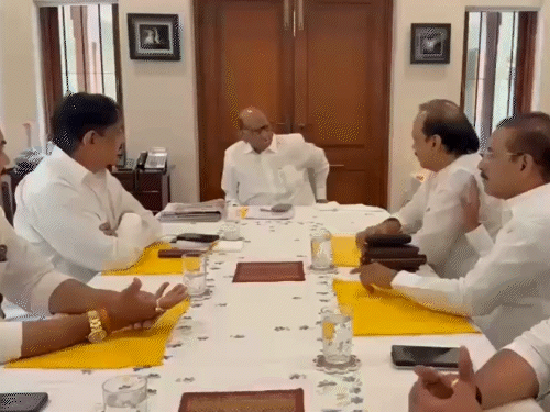 शरद पवार बोले-फडणवीस विलय की बातचीत में शामिल नहीं थे:उन्हें कमेंट करने का अधिकार नहीं; विद्या प्रतिष्ठान में अजित के बेटों से मिले NCP-SP चीफ