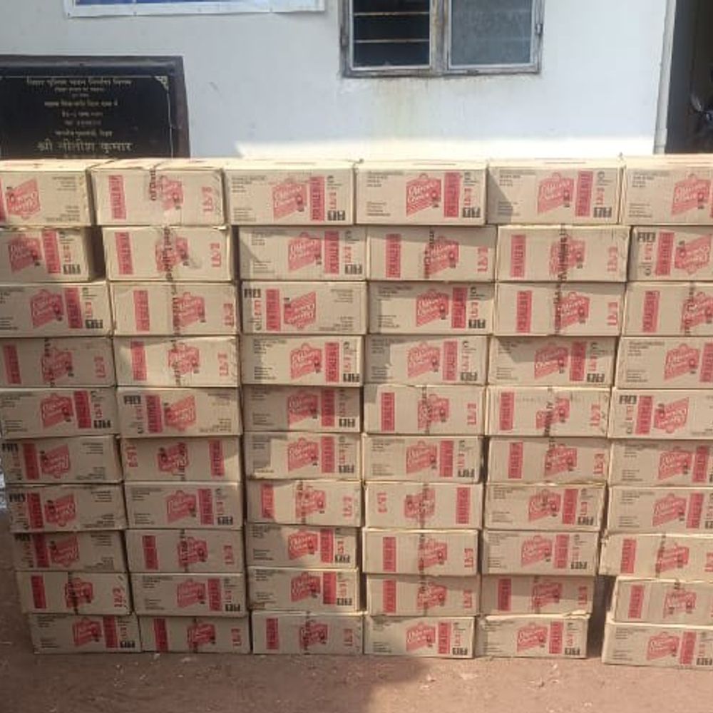 ट्रक के तहखाने से 518 लीटर विदेशी शराब बरामद:सहरसा में स्पेशल टीम ने की कार्रवाई, झारखंड का स्मगलर गिरफ्तार