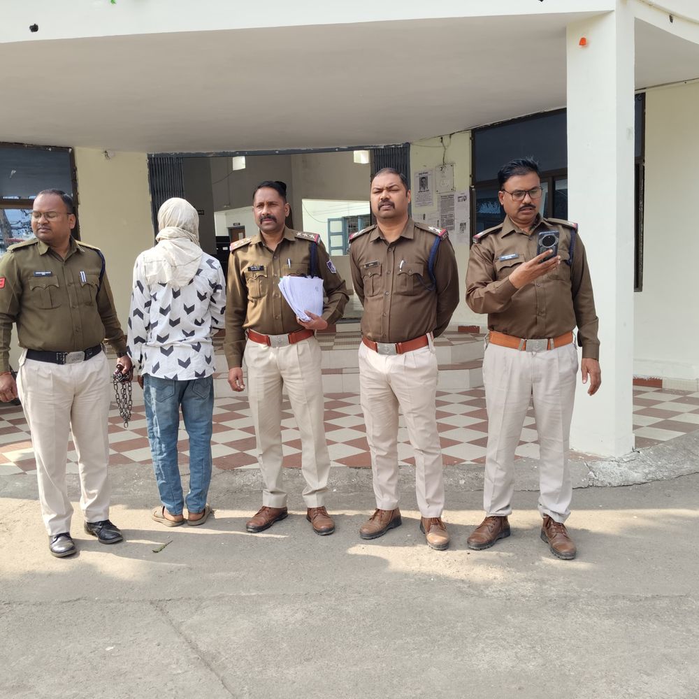 महिला की हत्या का आरोपी गिरफ्तार:जादू-टोना के शक में कुल्हाड़ी से किए थे वार, पुलिस ने घुघरी के पास से किया गिरफ्तार